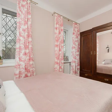 Royal Castle View By Renters Apartment *